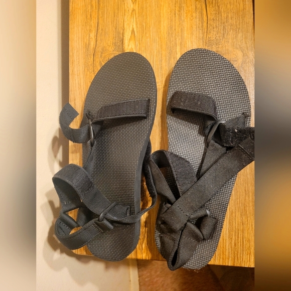 Teva Sandals Black, Size 10 mens - Picture 1 of 4